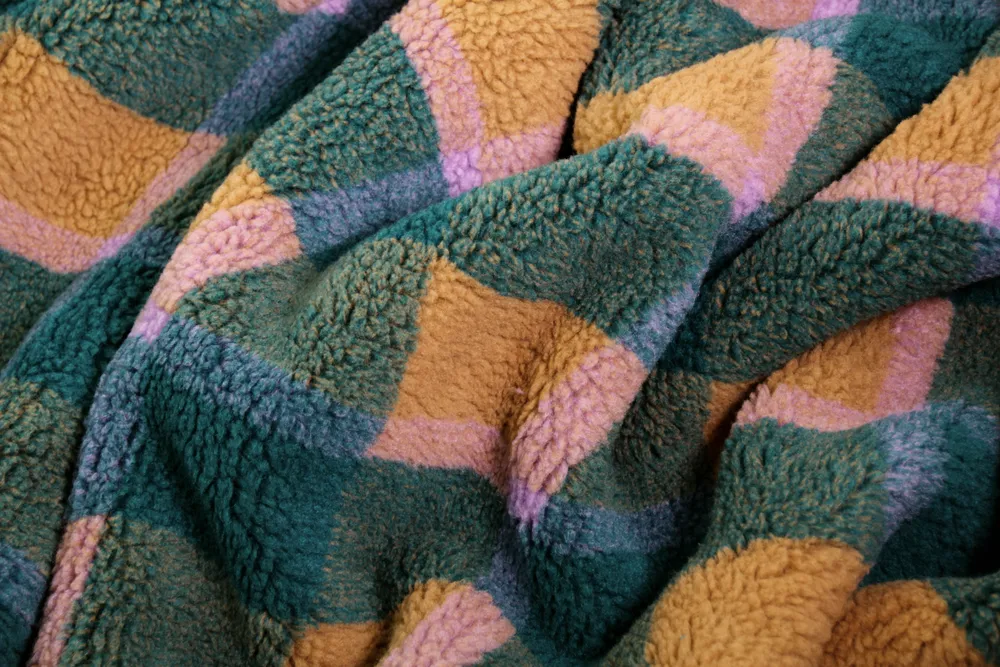 Blauw en roze teddy van Atelier Jupe
